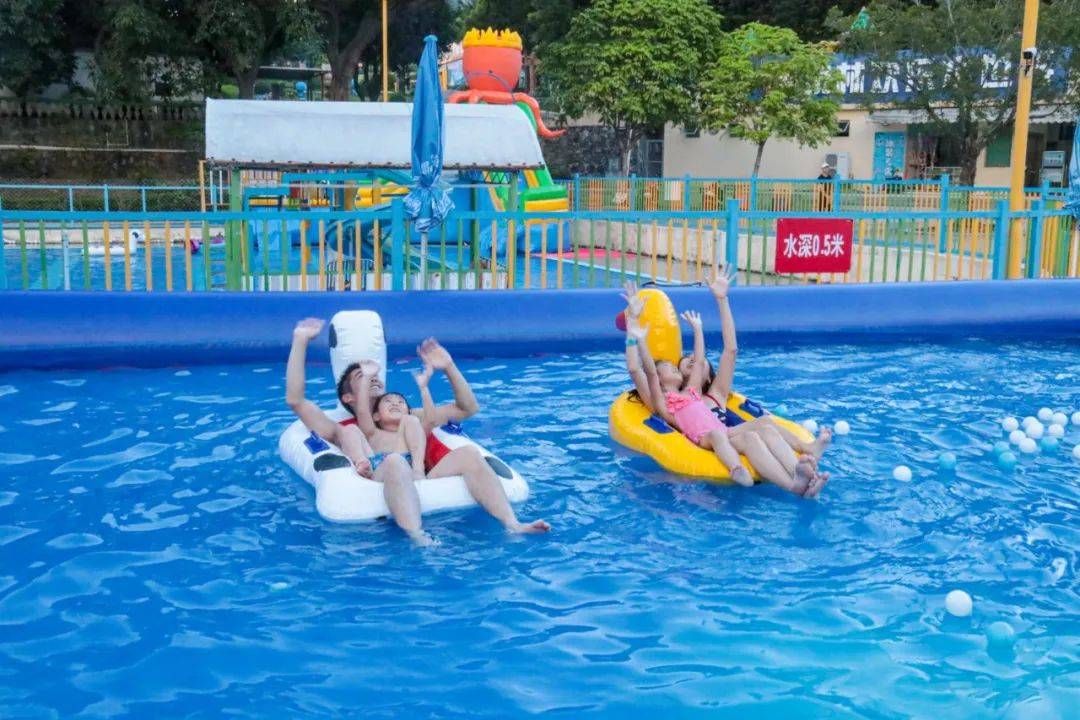 巨型水上漂浮赛，水域中的欢乐狂欢