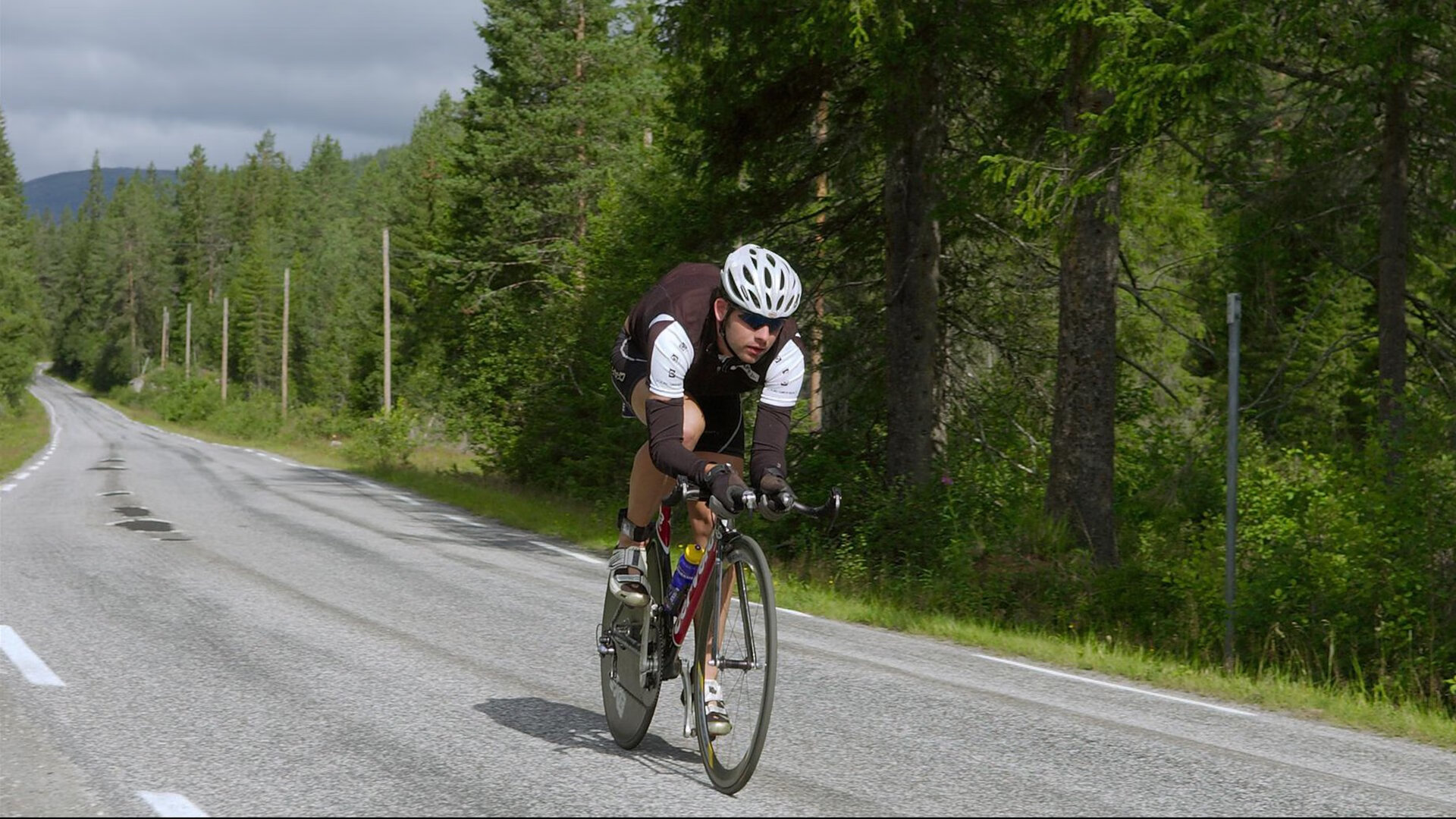 城市夜间篮球赛吸引大量年轻群众，焕发城市青春活力，夜晚篮球场的照片真实